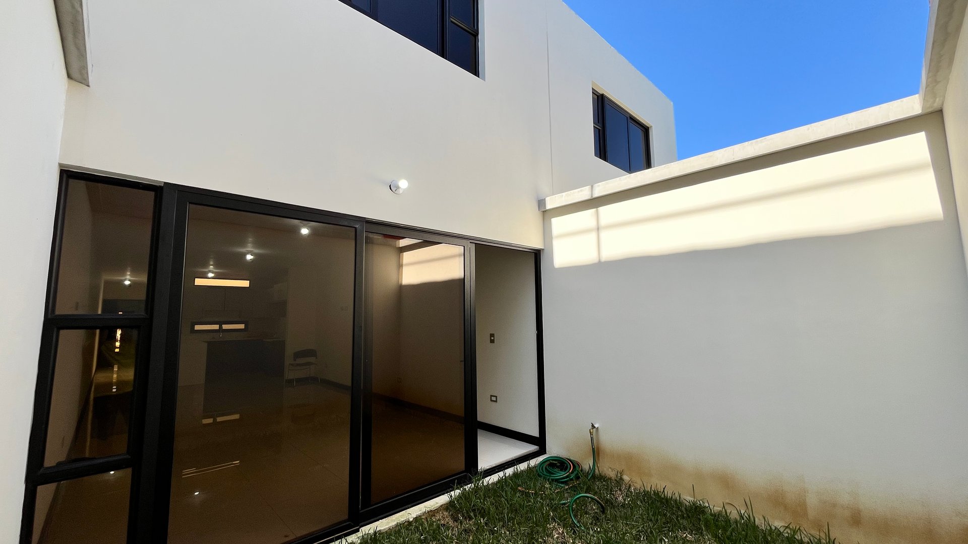 Casa nueva en venta de 3 habitaciones, Hacienda Real zona 16