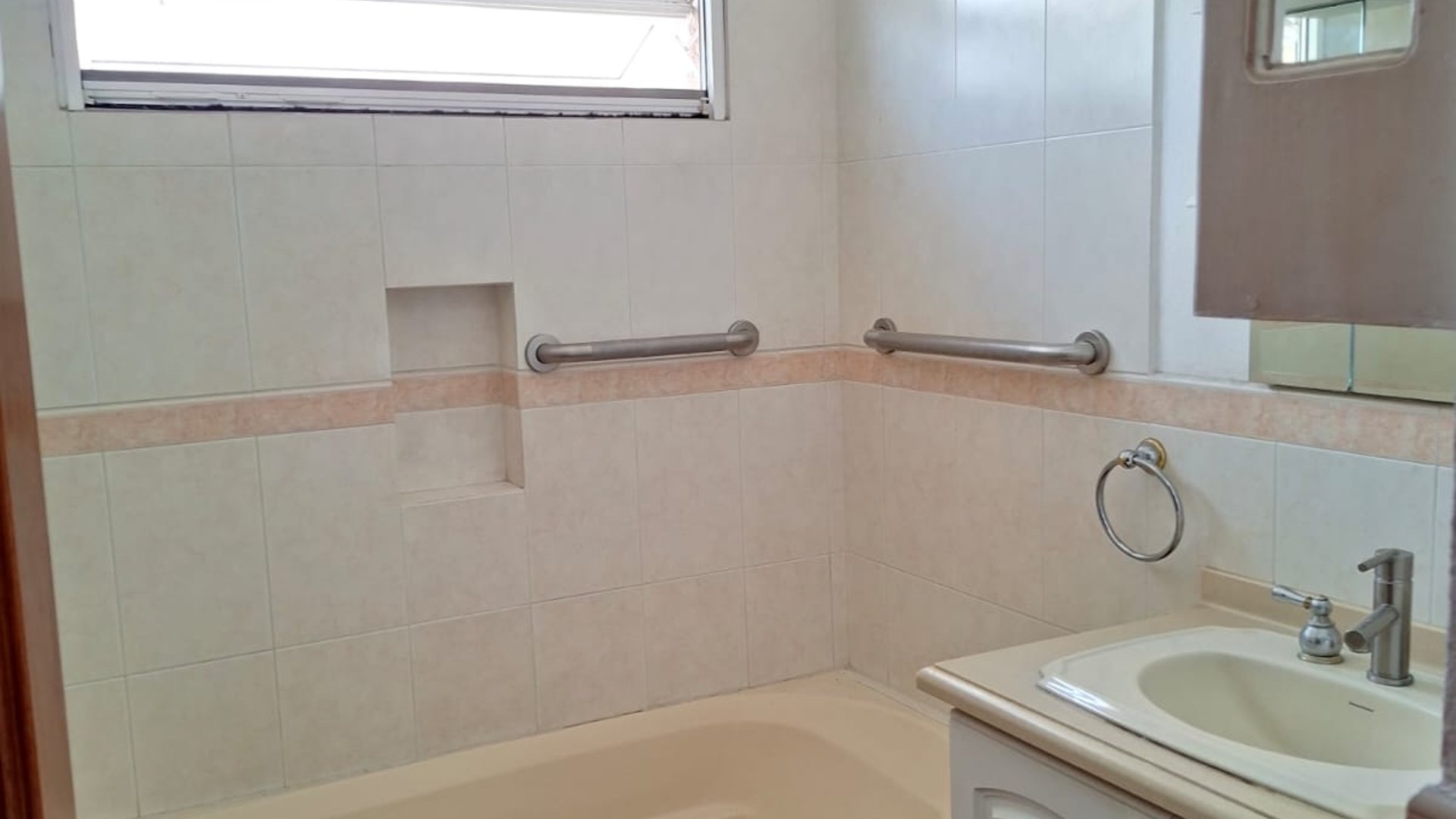 Casa con habitacion de servicio - dentro de garita zona 14 Ref-5991 - Miniatura 9