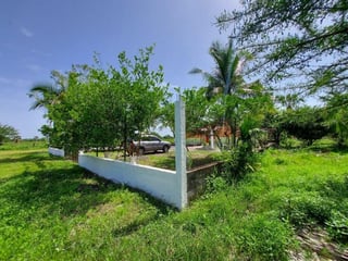 En venta  terreno y casa vacacional en Taxisco - Image 3