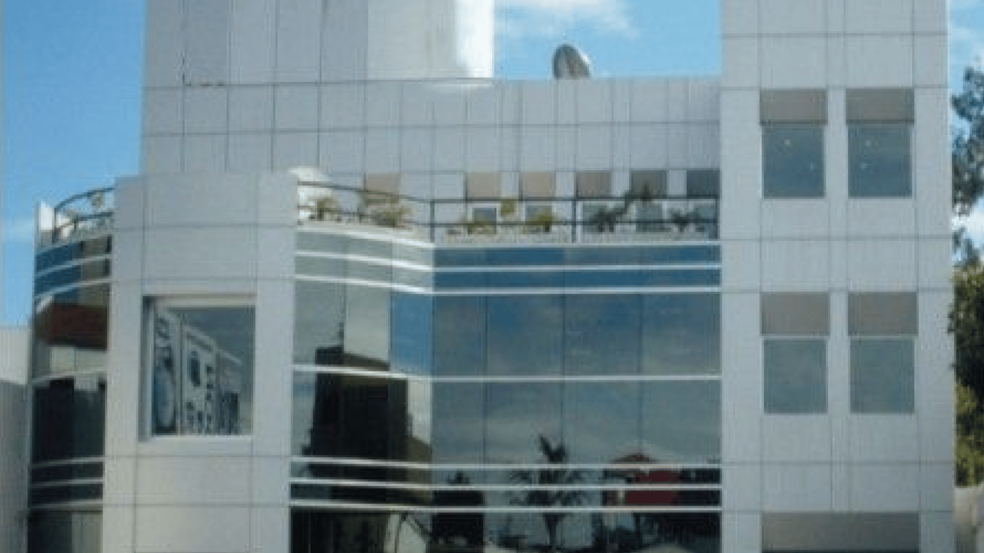 Edificio en venta o renta  en zona 10 - Miniatura 2