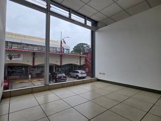 Local Comercial en  RENTA en Avenida Las Americas Z.13 - 5