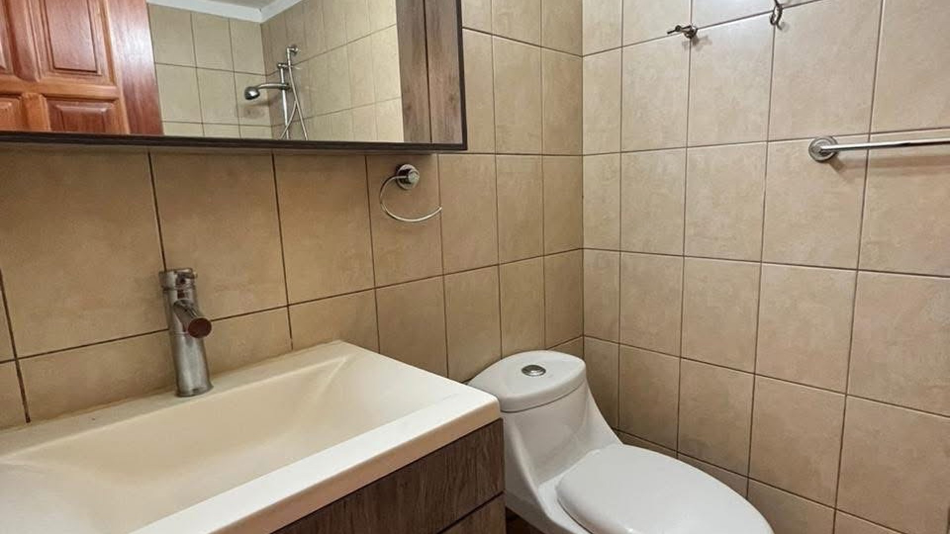 Lindo towhouse en renta Cantabria zona 13 - Miniatura 11