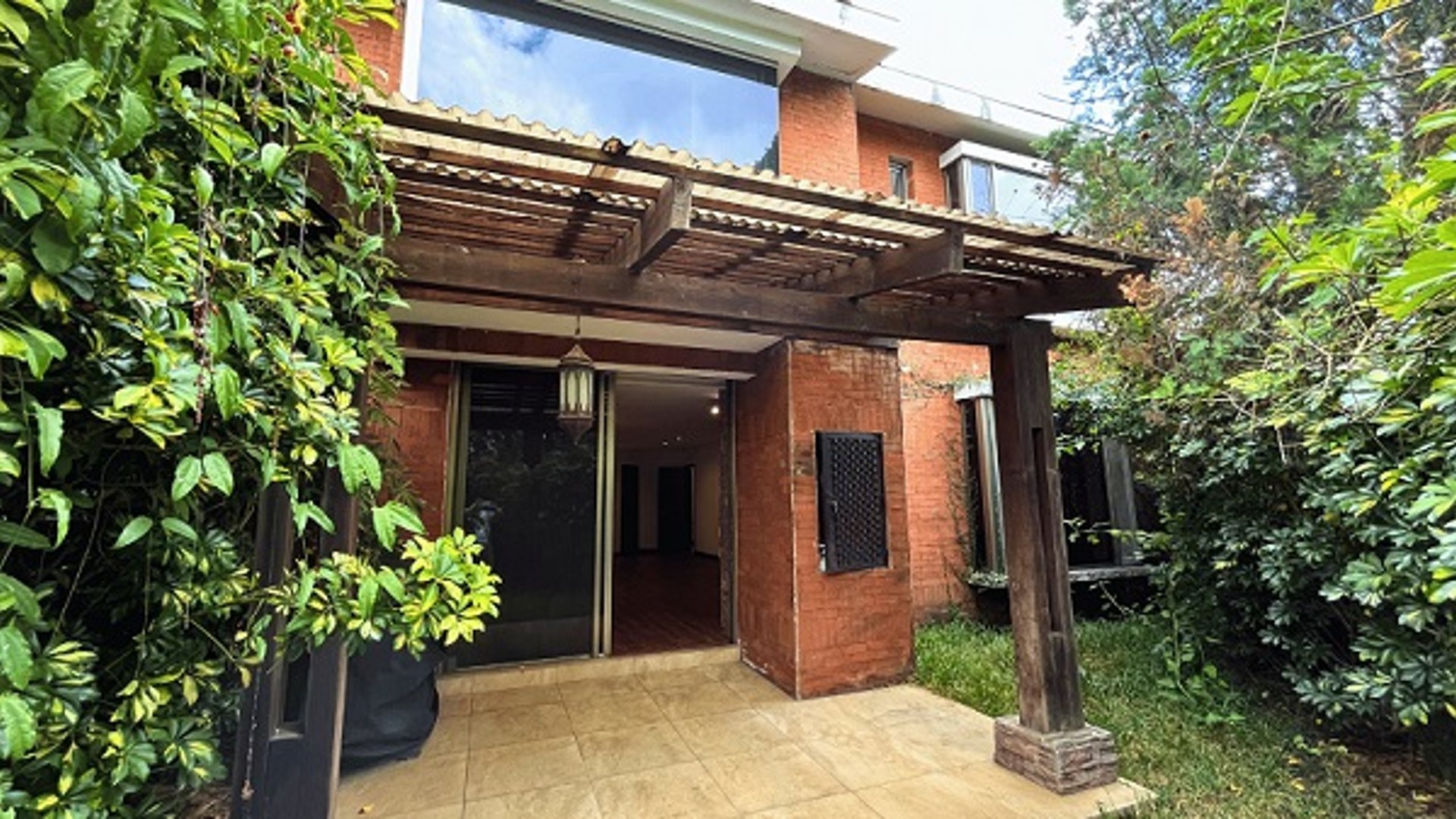 Elegante Casa en Venta | 3 Hab | 3.5 Baños | El Prado, Guatemala - Image 1