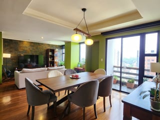 Amplio Apartamento en zona 10 en Alquiler - Image 4