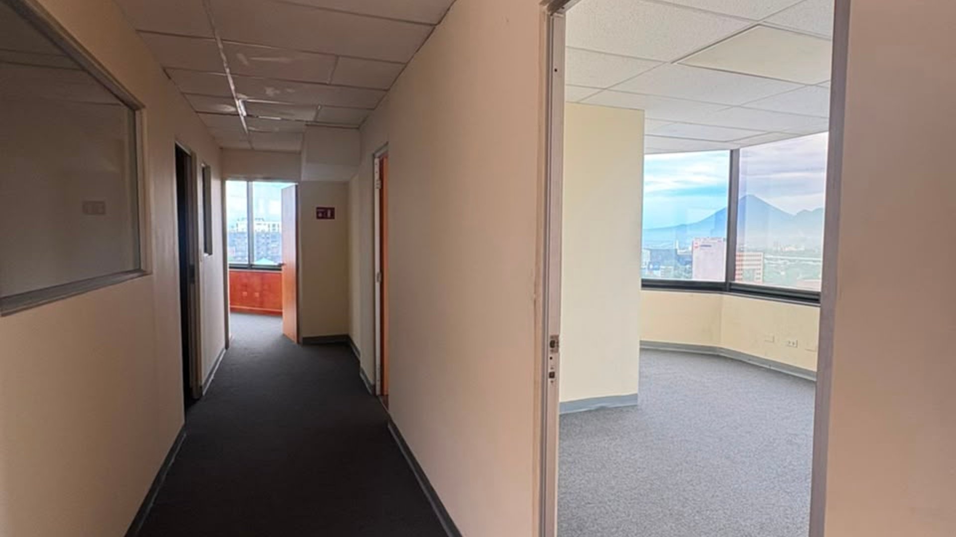 ???? OFICINA EN RENTA – 892 M² | EDIFICIO MURANO CENTER | ZONA 10 - Miniatura 4