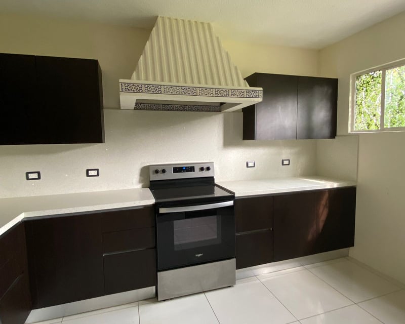 📍 CASA EN RENTA – 3 HAB + JARDÍN | RESIDENCIAL OAKLAND | ZONA 10