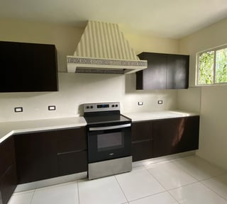 📍 CASA EN RENTA – 3 HAB + JARDÍN | RESIDENCIAL OAKLAND | ZONA 10