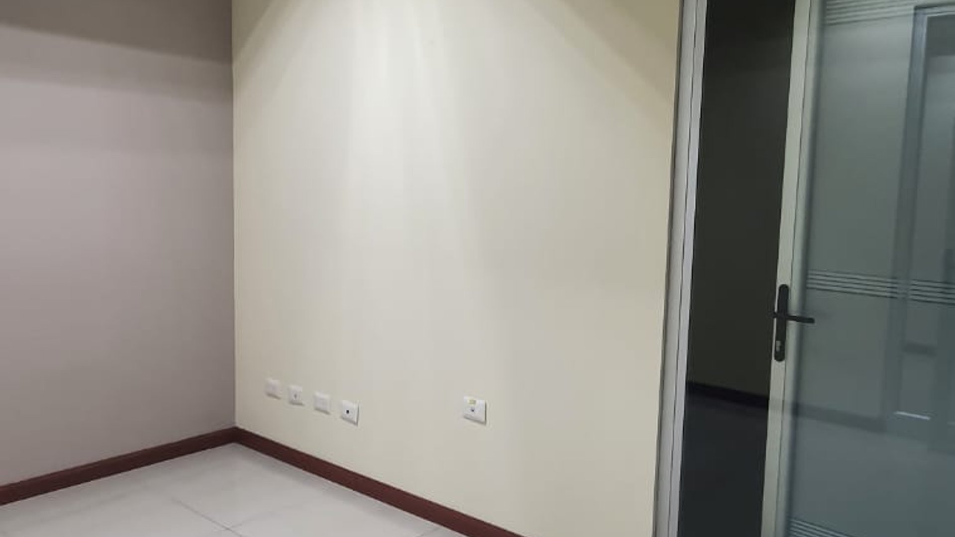 EN RENTA AMPLIA OFICINA 205 MTS ZONA 10 REFORMA 10 - Miniatura 8