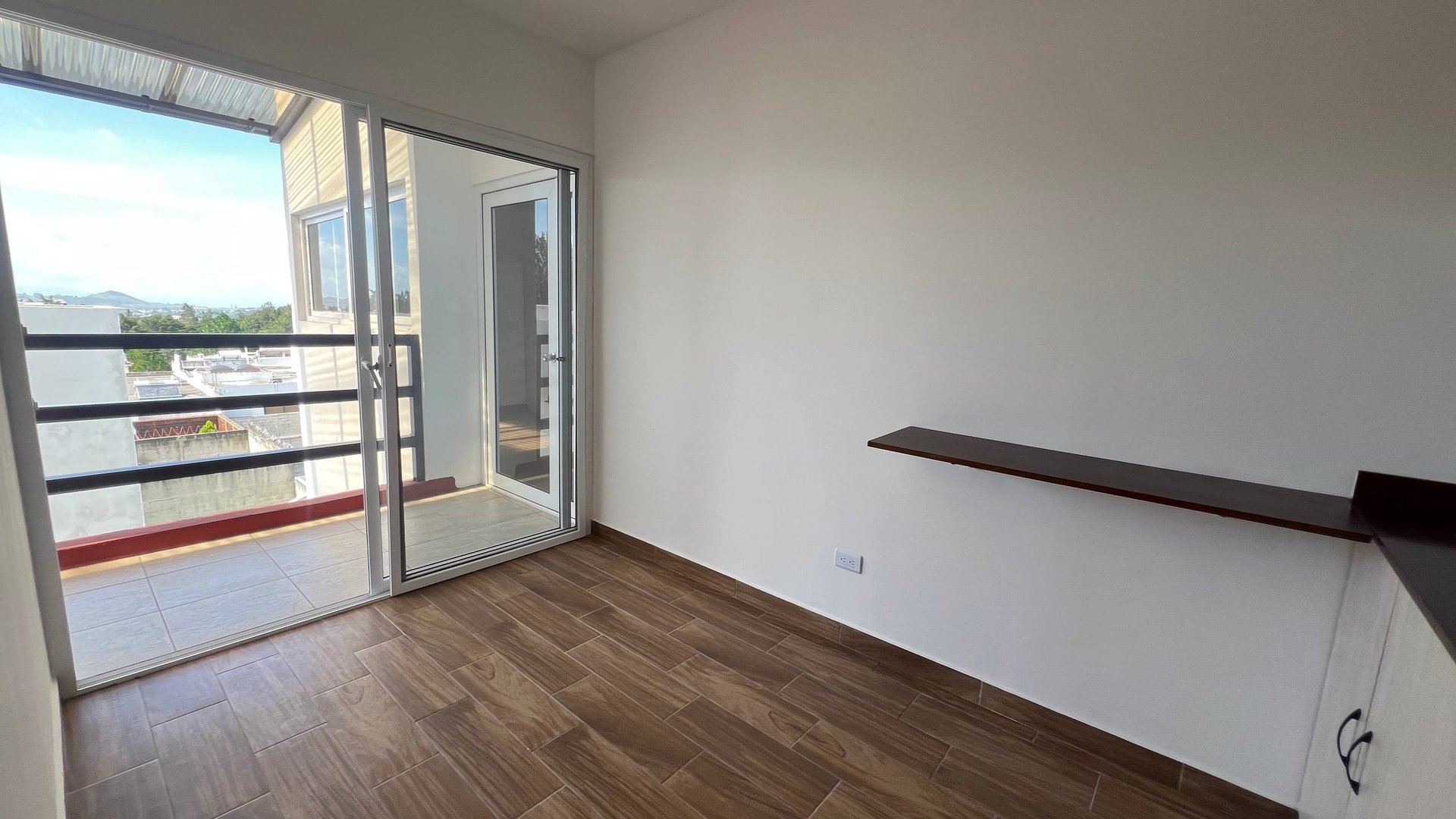Apartamento D2 en renta en Hacienda Real zona 16 - Image 1