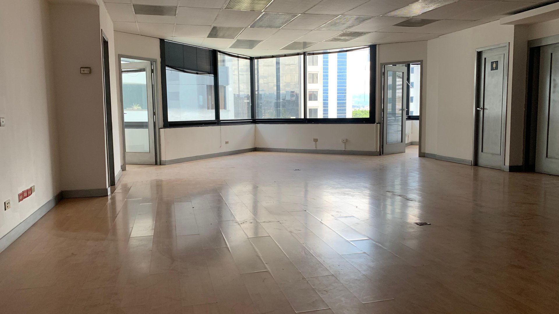 OFICINA DE 151 M2 EN EDIFICIO MURANO CENTER ZONA 10