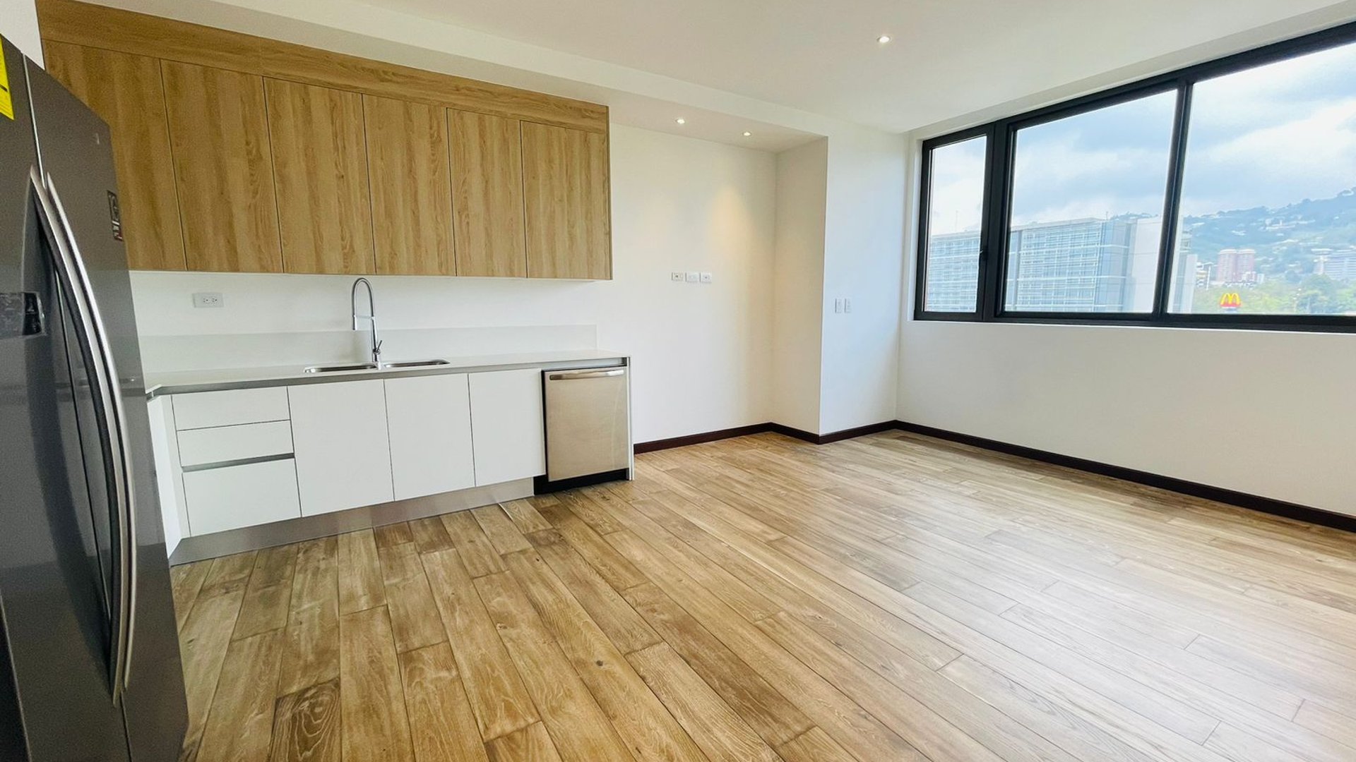 VENTA Ó ALQUILER DE MODERNO APARTAMENTO - VHISTA, ZONA 15