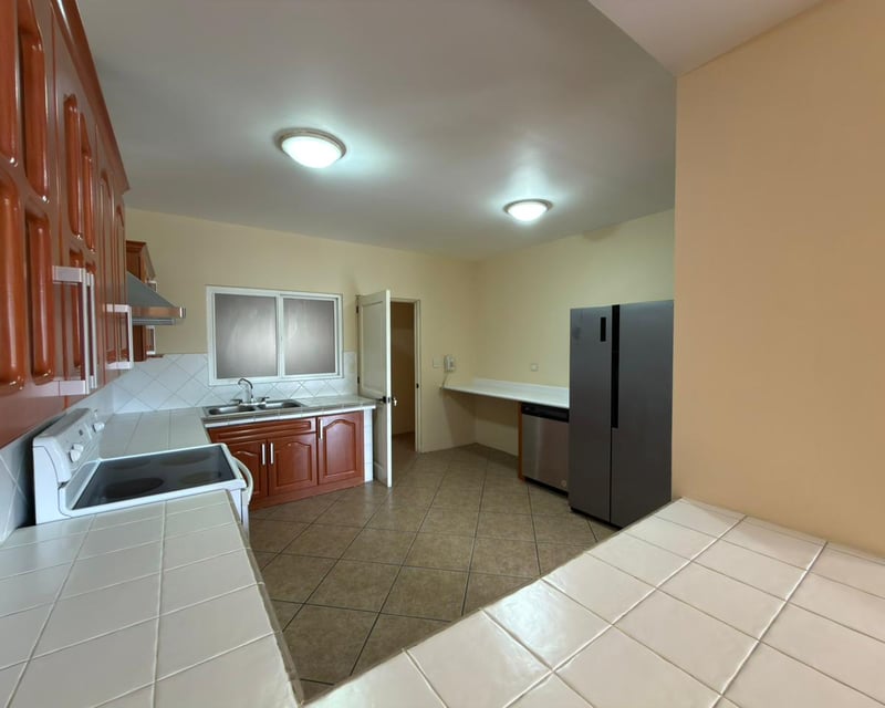 Apartamento con habitacion de servicio y balcón en zona 14 Ref-5886