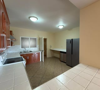 Apartamento con habitacion de servicio y balcón en zona 14 Ref-5886