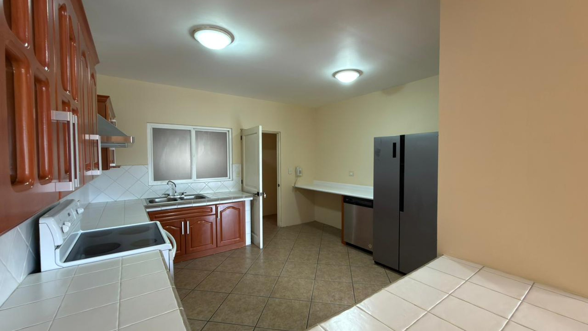 Apartamento con habitacion de servicio y balcón en zona 14 Ref-5886