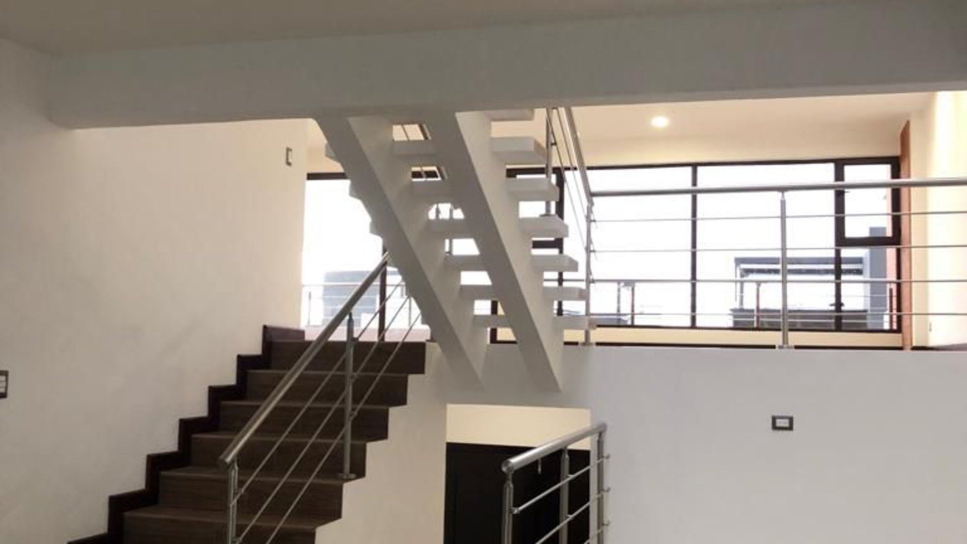 Casa en renta de 4 habitaciones con jardin en zona 16 Ref-5320