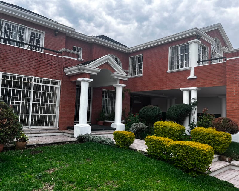 📍 CASA EN VENTA – 5 HABITACIONES + 6 PARQUEOS | LA MONTAÑA | ZONA 16