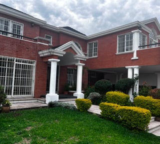 📍 CASA EN VENTA – 5 HABITACIONES + 6 PARQUEOS | LA MONTAÑA | ZONA 16