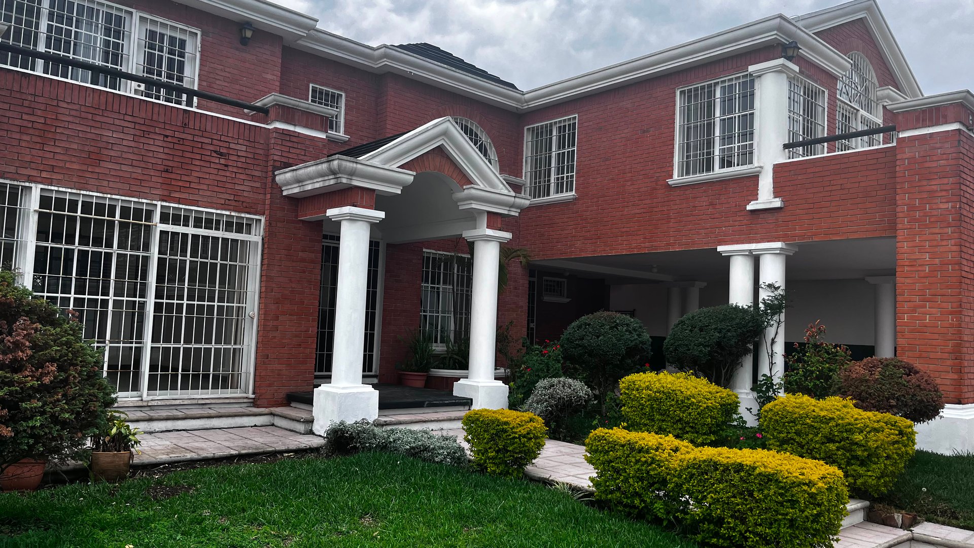 📍 CASA EN VENTA – 5 HABITACIONES + 6 PARQUEOS | LA MONTAÑA | ZONA 16