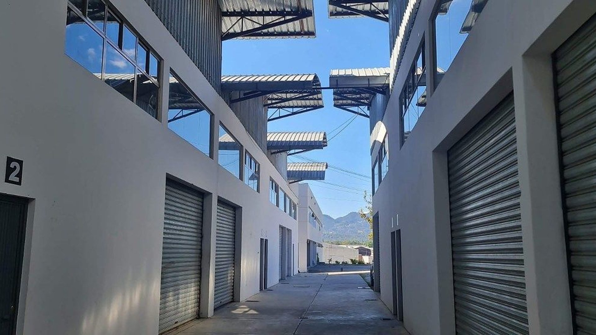 BODEGAS EN ALQUILER EN EL NARANJO | DENTRO DE COMPLEJO INDUSTRIAL - Miniatura 4