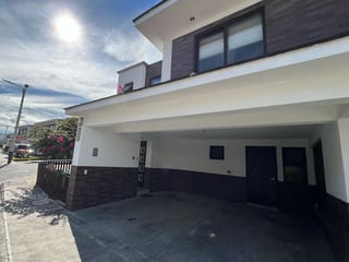 Venta de bonita casa de esquina en Condominio Luminela | Villa Nueva - Image 2
