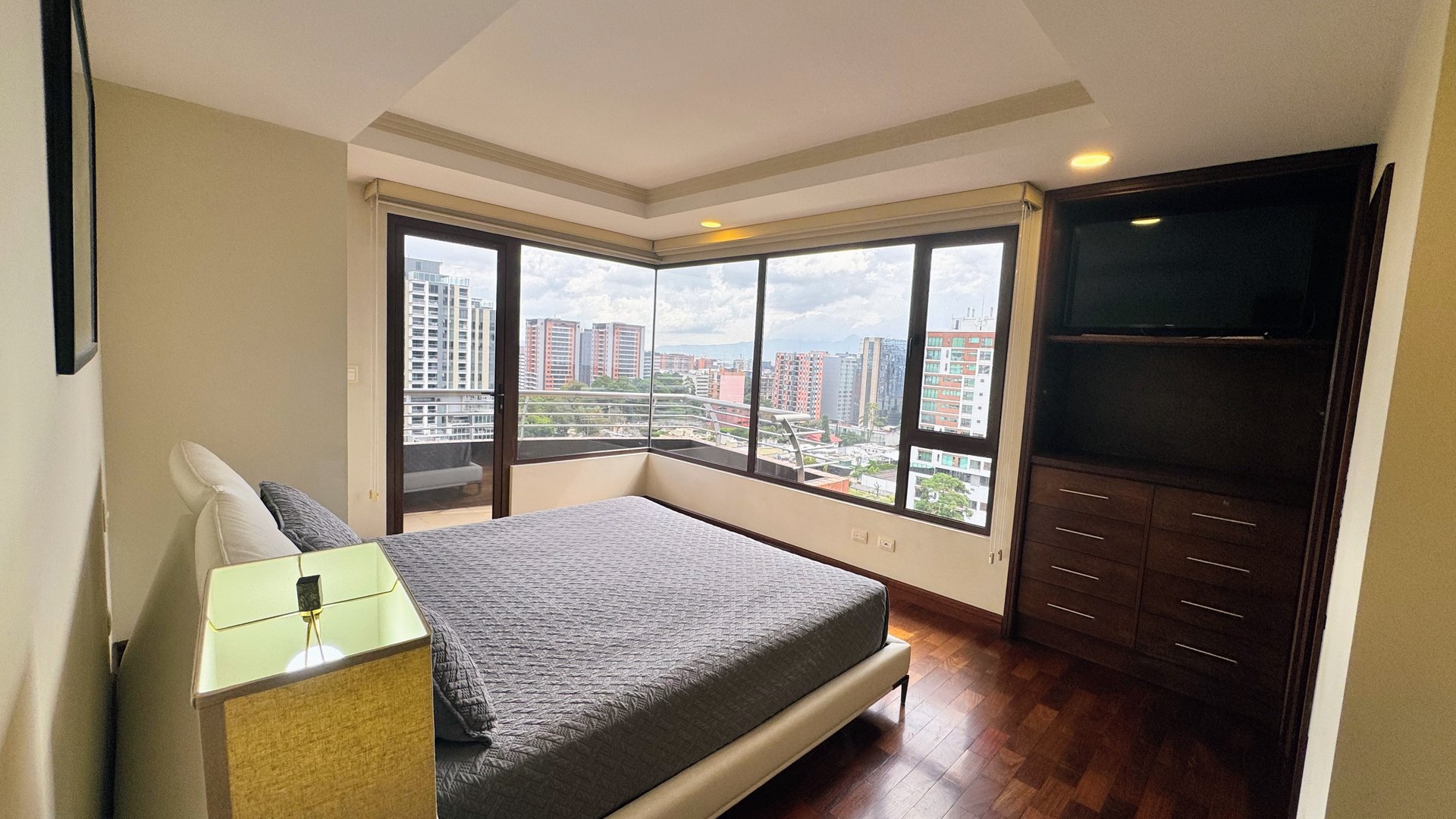 APARTAMENTO AMUEBLADO Y EQUIPADO EN  EDIFICIO SANTA MARIA ZONA 10 - Miniatura 6