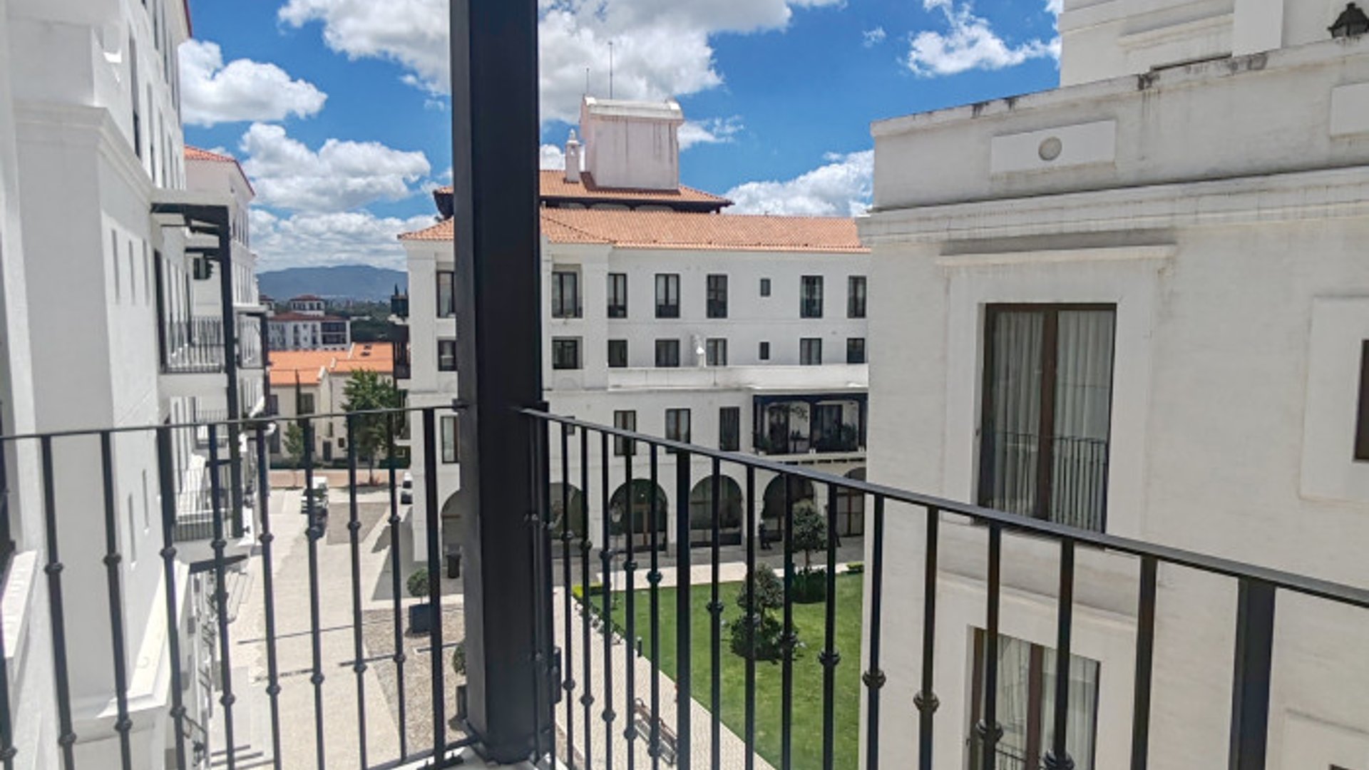 Apartamento en renta en Lirios de Cayala zona 16 - Image 1
