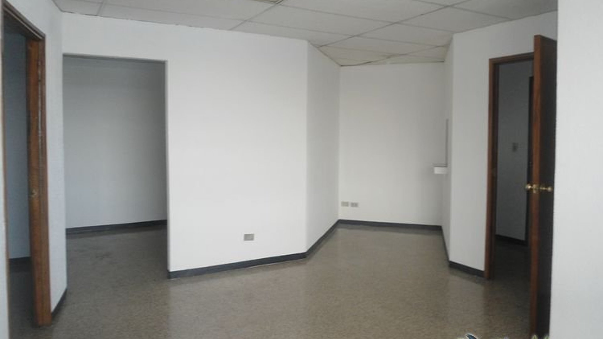 Alquilo Oficina con 60.00m2 en Zona 13