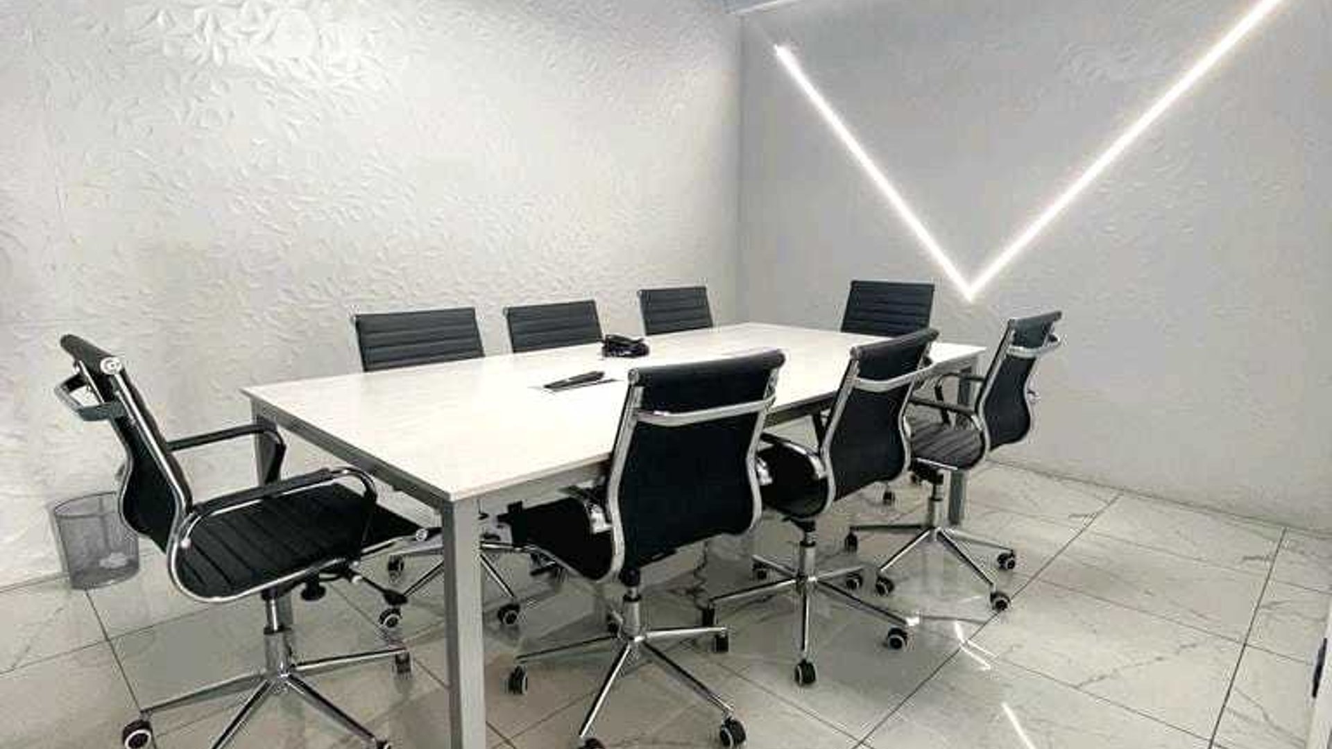 OFICINAS PRIVADAS EN ALQUILER???? Edificio Géminis 10, Zona 10 - Image 1