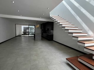 CASA EN VENTA EN LAS FUENTES ZONA 16 - Image 2