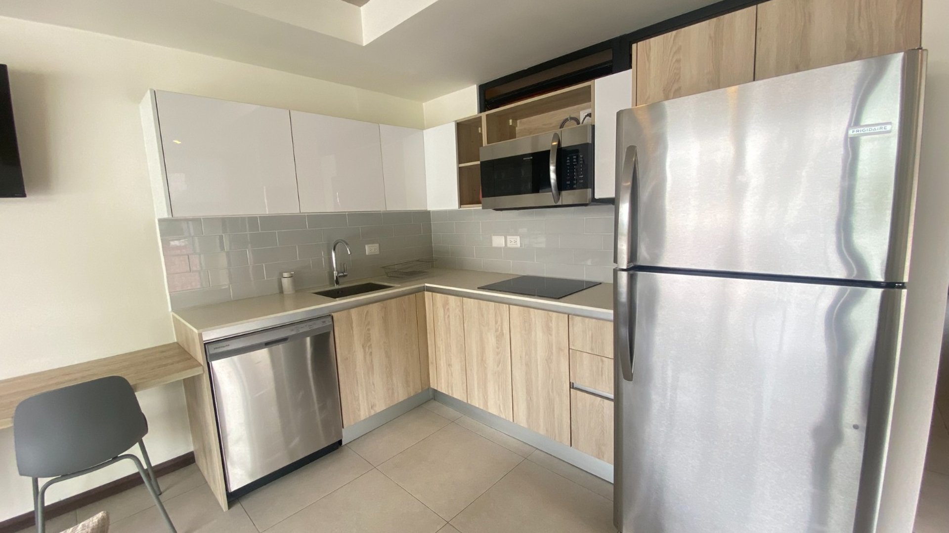 Renta de apartamento amueblado en zona 10 - 1 habitacion Ref-5996 - Miniatura 2