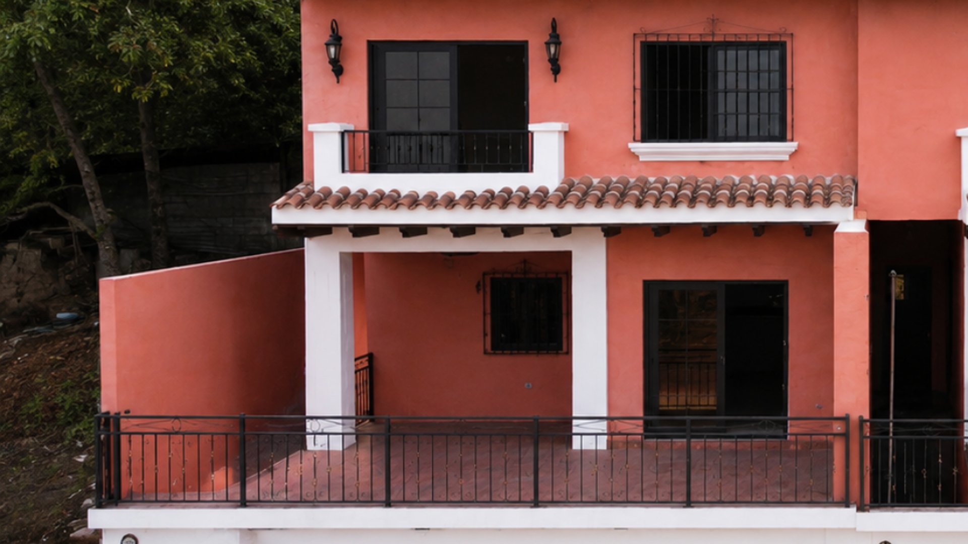 Conjunto exclusivo de 2 casas coloniales independientes | Lo de Coy, Mixco - Image 1
