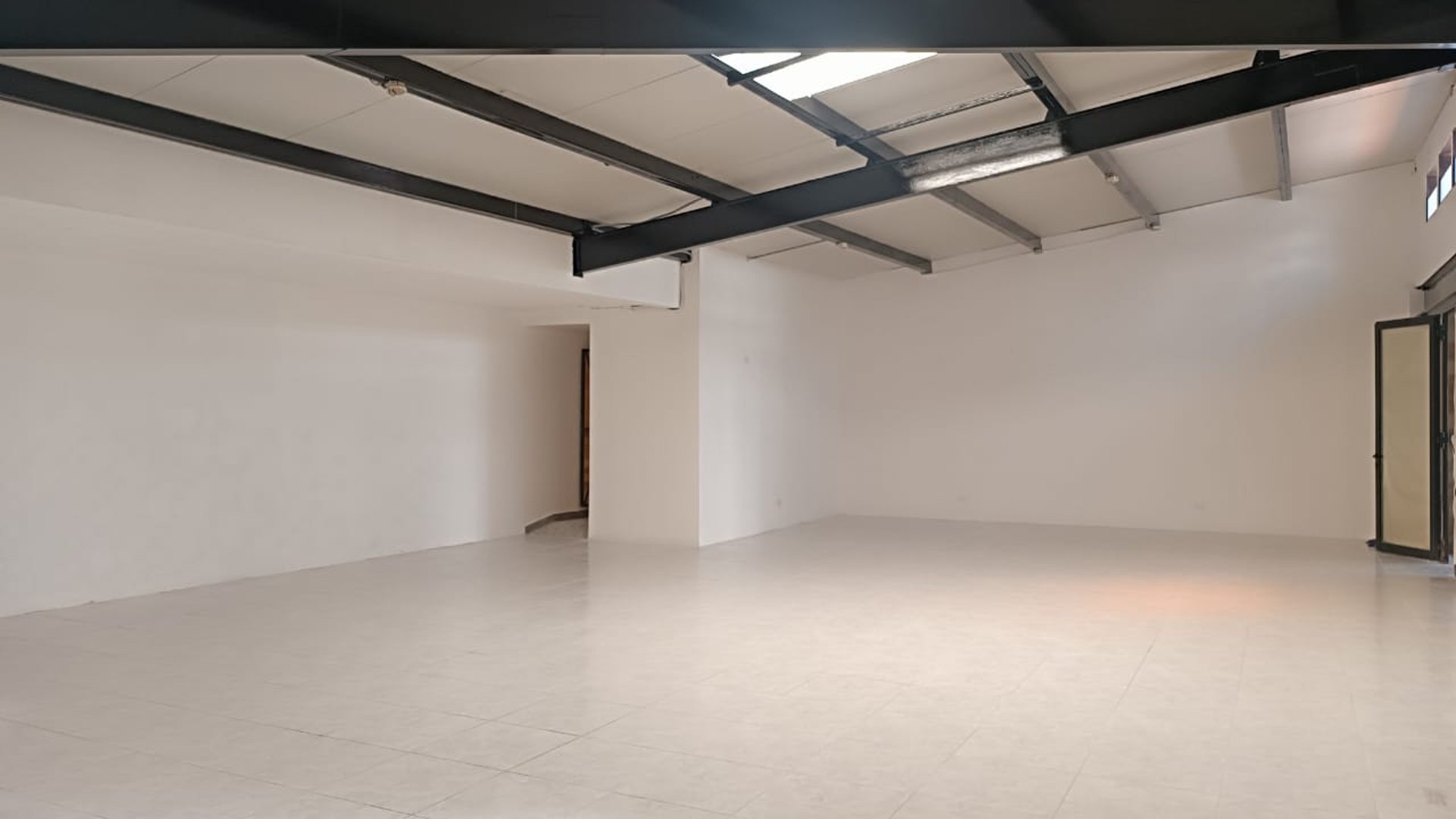 Local en renta zona 10 plaza Convenia de 190 m² para restaurante zona viva