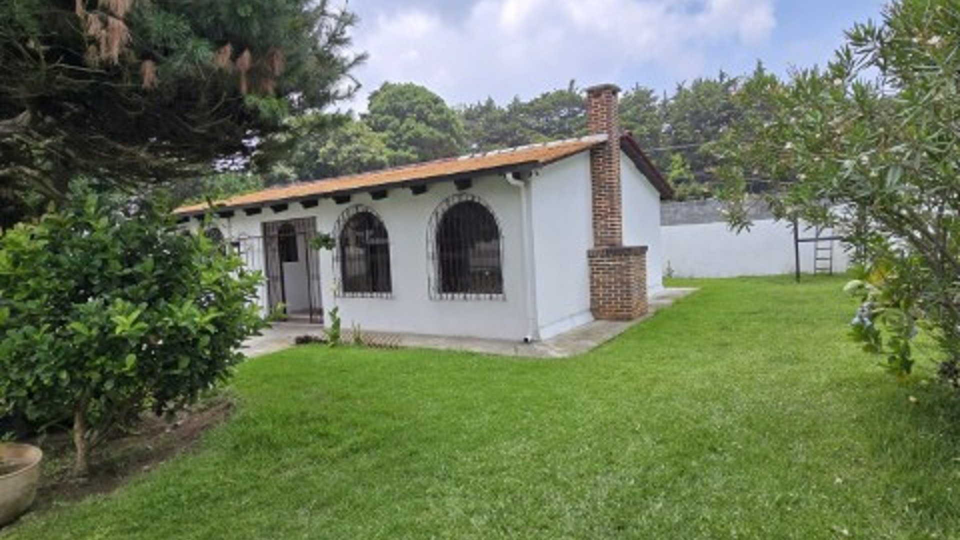 Oficina en Renta San Lucas Sacatepéquez, amplio Parqueo