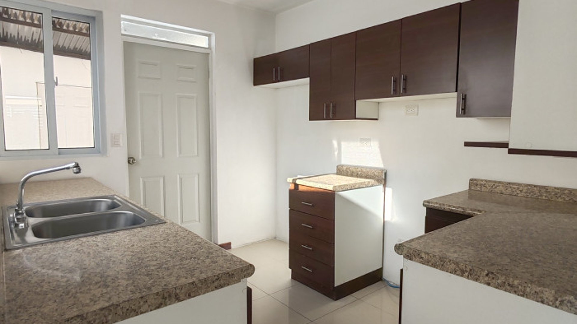Casa en Venta Hacienda Real zona 16 Para inversión