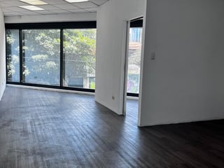 📍 LOCAL EN RENTA – 39.23 M² + OFICINA | EDIFICIO ATLANTIS | ZONA 10 - 5