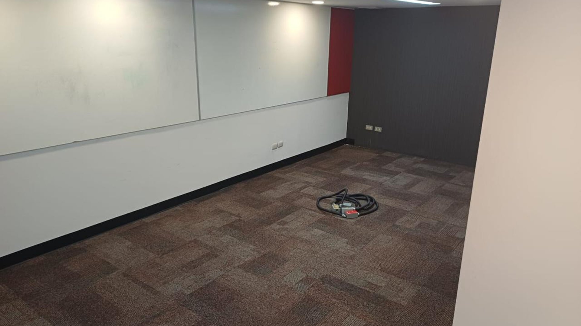 RENTA DE LOCAL COMERCIAL , OFICINAS Y SHOWROOM | ZONA 10 - Miniatura 2