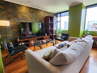 Amplio Apartamento en zona 10 en Alquiler - Image 1