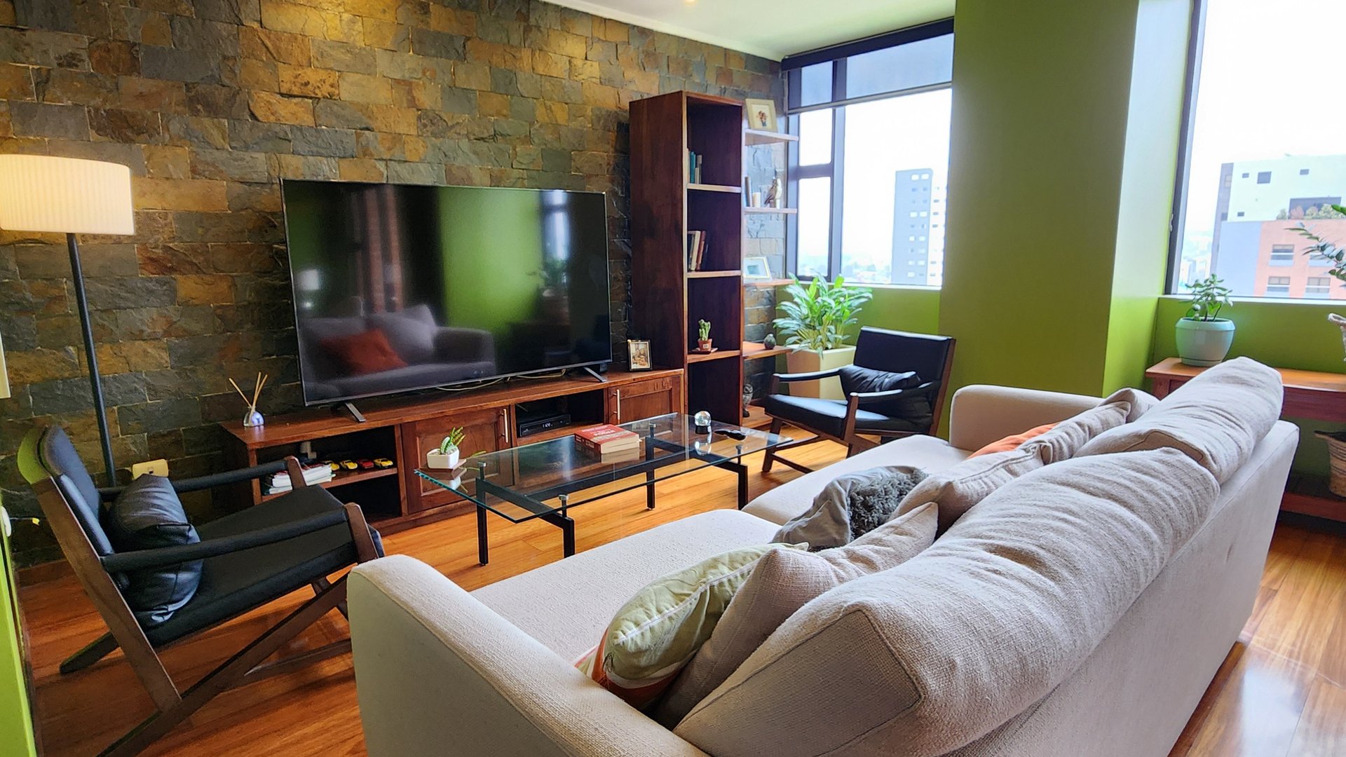 Amplio Apartamento en zona 10 en Alquiler