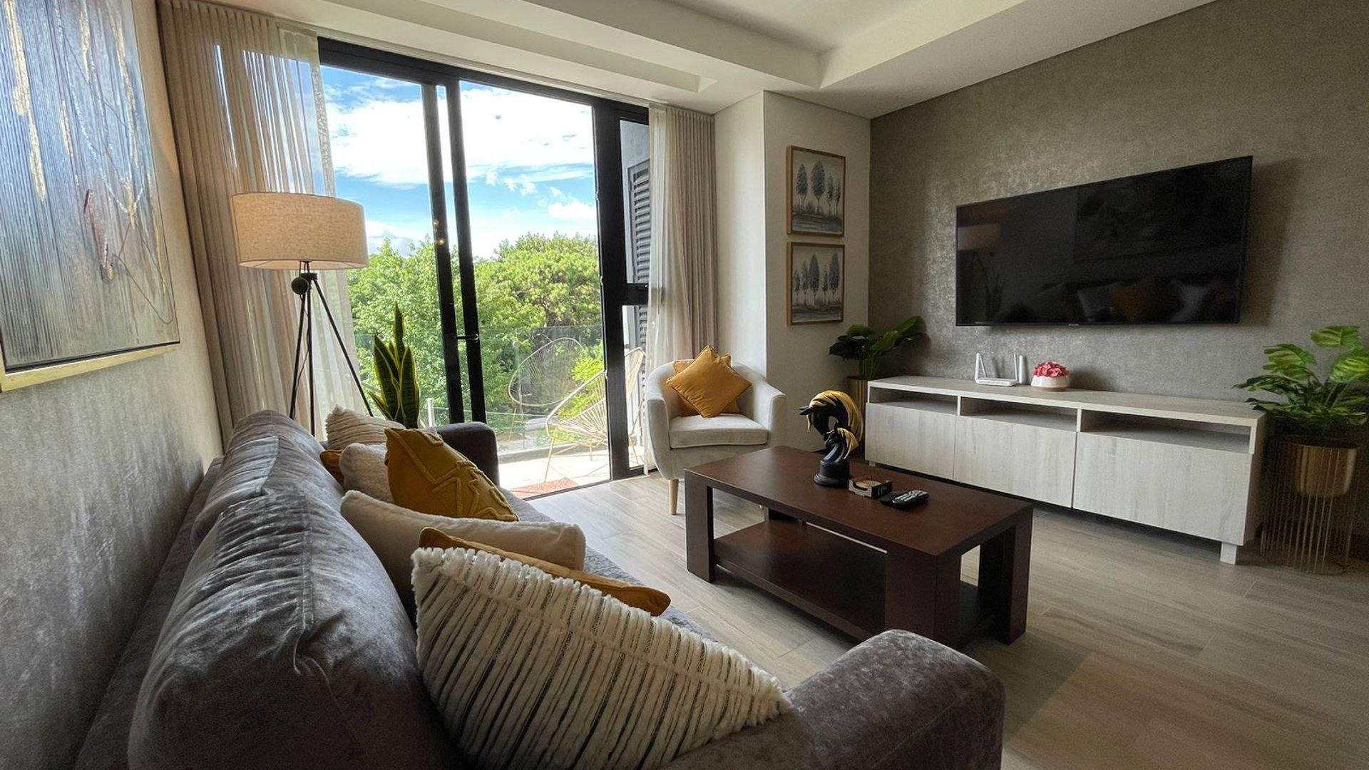 Renta de apartamento amueblado de 3 habitaciones zona 10  Ref-4874