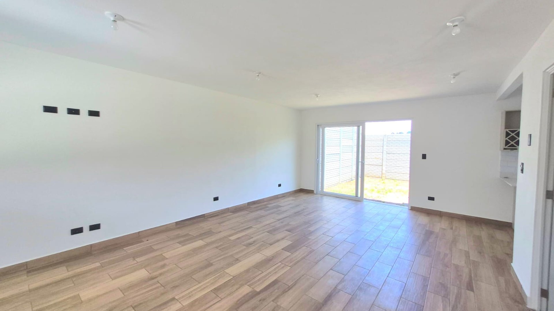 RENTA Casa NUEVA Condominio Santa Elena Km 25.7 Santa Elena Barillas - Miniatura 5