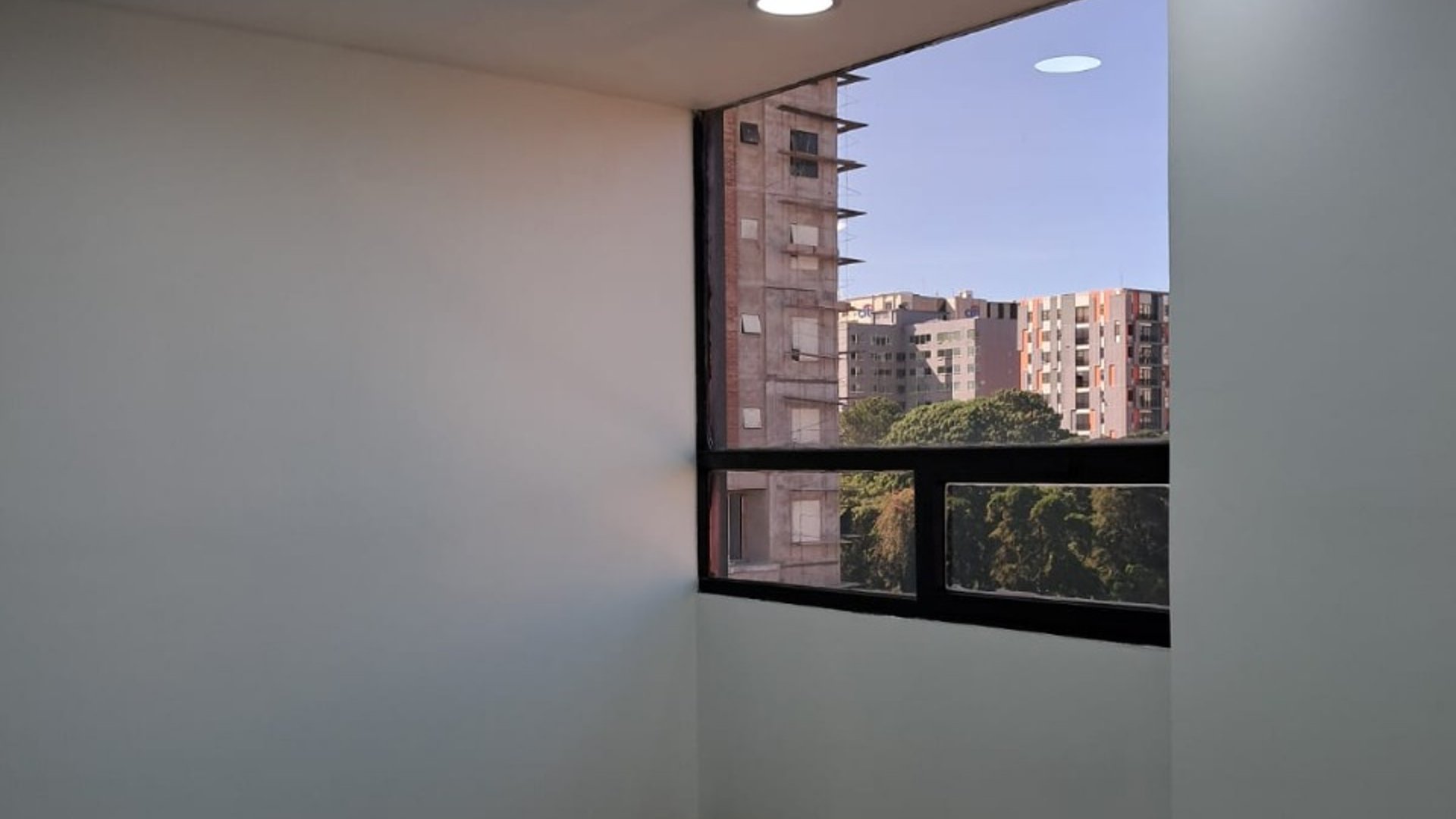 Oficina en Renta en Edificio Centro Empresarial, zona 10 - Miniatura 4