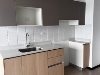 VENDO EN TORRE NIKAO BOULEVARD EL NARANJO - Image 7