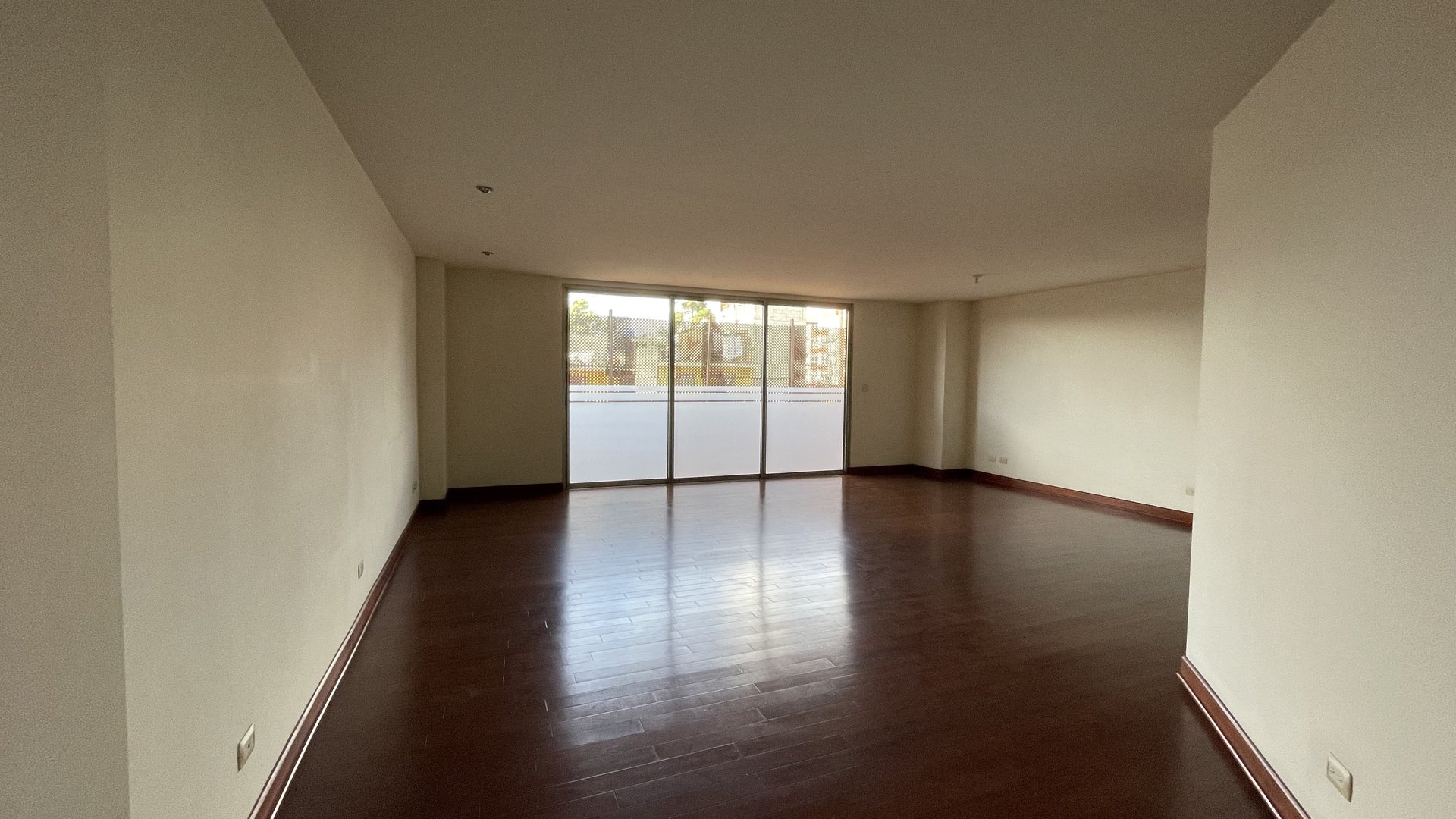 Apartamento en Alquiler Edificio Benevento, zona 14 - Miniatura 5