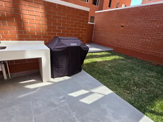 Lindo Apartamento alquilo a estrenar en zona 10 con jardín - Image 2