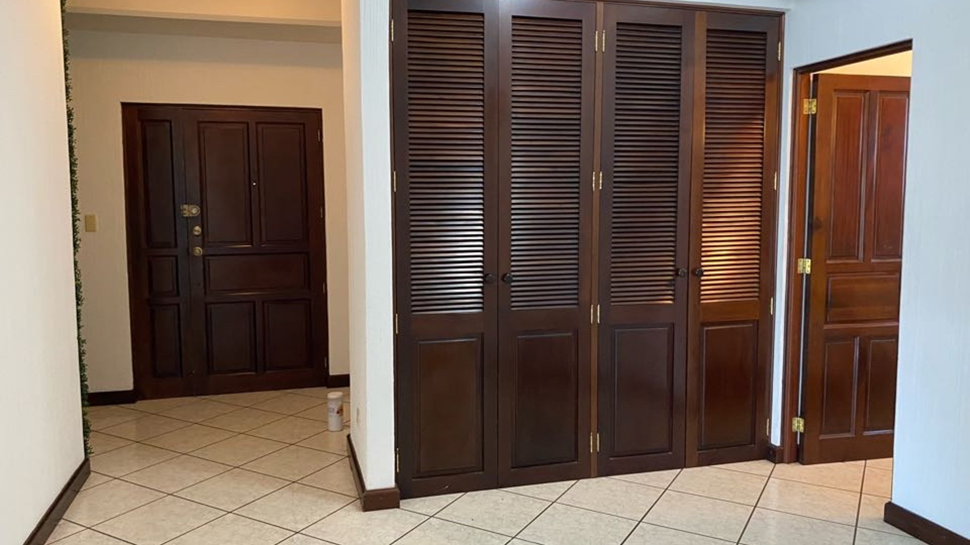 Apartamento amplio en Renta Zona 15, cerca de Metro15 - Miniatura 4