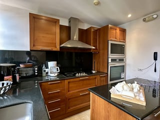 en Venta apartamento Amueblado y Equipado en la zona 10 - Image 6