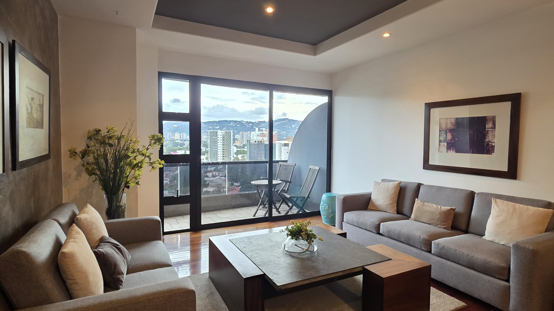 En Alquiler Apartamento amueblado en Zona 10