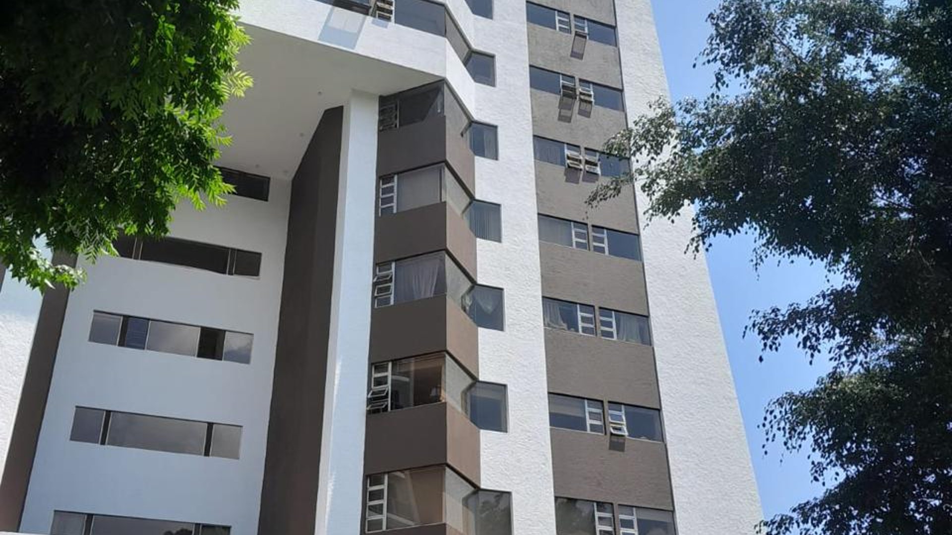 Apartamento en renta en Edificio el Parque VH 1, zona 15 - Image 1