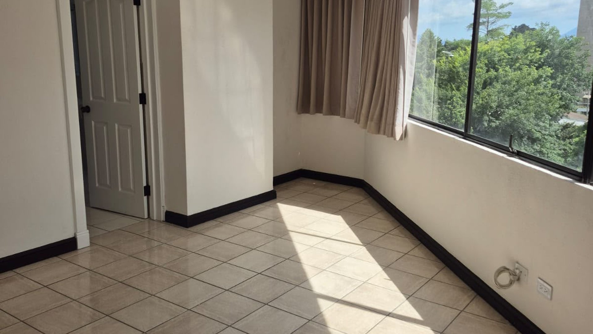 RENTA APARTAMENTO PACÍFICA PLAZA ZONA 14 - Miniatura 2