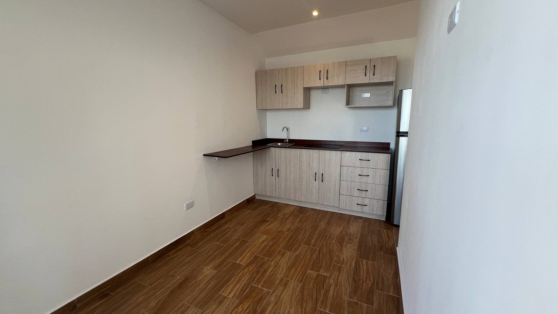 Apartamento D1 en renta en Hacienda Real zona 16 - Image 1